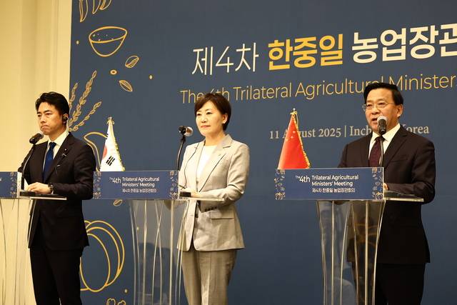 한일중 농업장관 회의를 마친 뒤 송미령 농식품부 장관(가운데)과 고이즈미 신지로 일본 농림수산성 대신(왼쪽), 한쥔 중국 농업농촌부 부장이 회의 결과를 설명하고 있다. [농식품부]