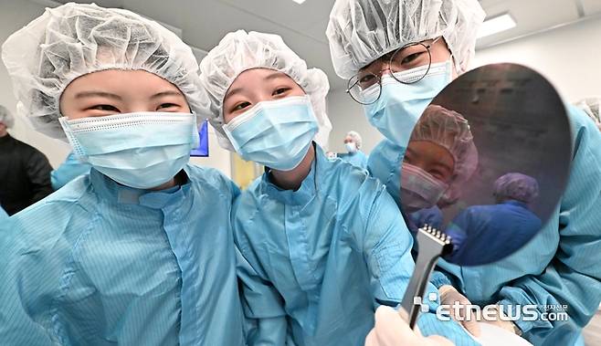 예비 취업준비생들이 일선 현장과 동일한 실무 교육을 통해 반도체 분야 취업을 노리고 있다. 지난 1월 경기 수원시 반도체공정기술교육원(SPTA)에서 학생들이 반도체 포토공정 실습을 하고 있다. 〈출처: 전자신문DB〉