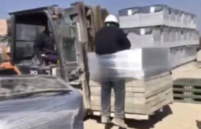 [서울=뉴시스] 전라남도 나주시의 한 벽돌 생산공장에서 스리랑카 출신 이주노동자가 지게차 화물에 묶인 채 들어올려지는 영상이 공개돼 논란이 일고 있다. (사진=전남이주노동자네트워크 제공) 2025.07.24 *재판매 및 DB 금지 /사진=뉴시스