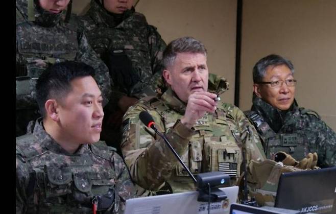 윌리엄 D. 테일러 소장(가운데) 이 제2보병사단·한미연합사단장 시절 '자유의 방패'(FS) 2024 기간 중 보고를 받고 있다. 미 육군 제공