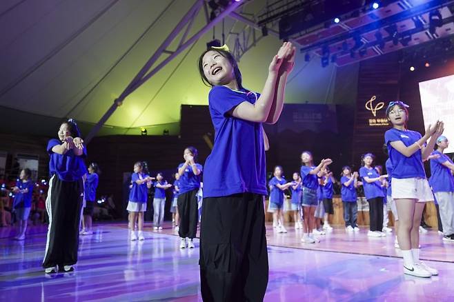꿈의 예술단 산하 꿈의 무용단 단원이 지난 7일 합동 공연에서 페스티벌 주제가 '나의 내일을'에 맞춰 춤을 추고 있다.