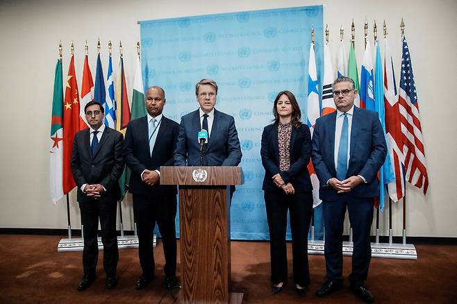 사무엘 즈보가로 슬로베니아 유엔 대사가 10일(현지시각) 미국 뉴욕 유엔 본부에서 이스라엘의 가자시 점령 계획 발표, 승인에 대한 회의에 앞서 연설하고 있다. 뉴욕/로이터 연합뉴스