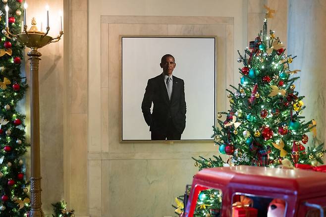 자료사진. 2024년 12월2일 미국 워싱턴디시 백악관 입구 홀에 버락 오바마 전 대통령의 초상화가 걸려 있다. 백악관의 주요 공식 입구 맞은편에 있어 방문객들이 가장 먼저 만나게 되는 이곳엔 전임 대통령의 초상화를 두는 것이 관례였다. UPI연합뉴스