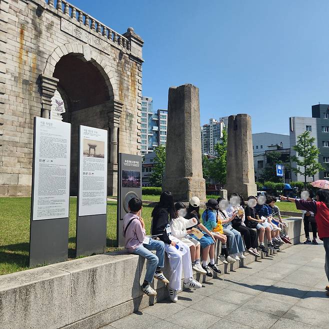 서대문형무소역사관의 ‘독립의 길을 따라 걷다’ 프로그램에 참여한 어린이들이 독립문을 관람하고 있다. 서대문형무소 제공