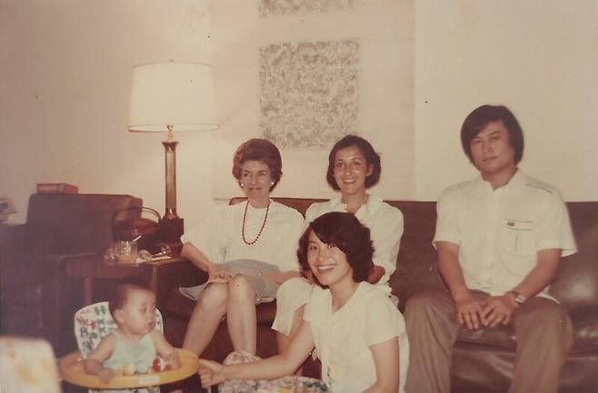 미국에서 아이를 낳고 키우던 1983년 여름 찍은 사진. 뒷줄 왼쪽부터 필자의 영어 교사, 가끔 아이를 돌봐줬던 이웃의 프랑스 유학생, 필자의 남편. 앞줄은 딸과 필자. 필자 제공