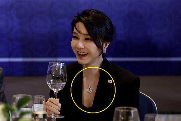 윤석열의 부인 김건희씨가 2022년 6월29일(현지시각) 스페인 마드리드의 한 호텔에서 열린 스페인 동포 만찬간담회에 참석해 대화를 나누고 있다. 이때 착용한 프랑스산 반 클리프 아펠 목걸이와 비슷한 제품이 김건희씨의 오빠 김진우씨의 장모 집에서 발견됐다. 대통령실 제공