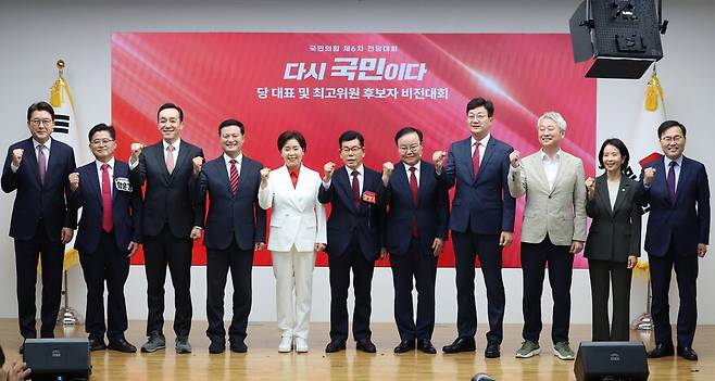 2025년 8월3일 서울 여의도 국민의힘 당사에서 열린 제6차 전당대회 후보자 비전대회에서 최고위원 후보들이 파이팅을 외치며 기념사진을 찍고 있다. 왼쪽부터 신동욱·함운경·김민수·김태우·양향자·장영하·김재원·손범규·김근식·최수진·홍석준 최고위원 후보. 연합뉴스