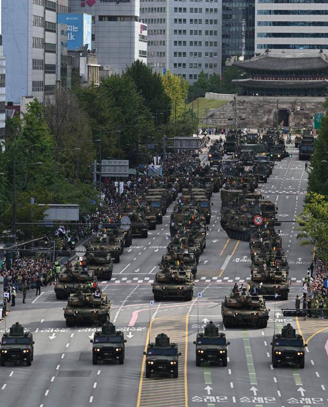 건군 76주년 국군의 날 기념행사가 열린 지난해 10월 1일 서울 중구 세종대로에서 열린 시가행진에서 장비부대가 분열하고 있다. 박시몬 기자