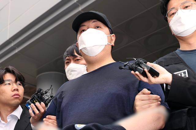 서울 강북구 미아동 마트에서 흉기를 휘둘러 1명을 살해하고 1명을 다치게 한 김성진이 지난달 1일 서울 강북경찰서에서 검찰로 구속 송치되고 있다. 뉴스1