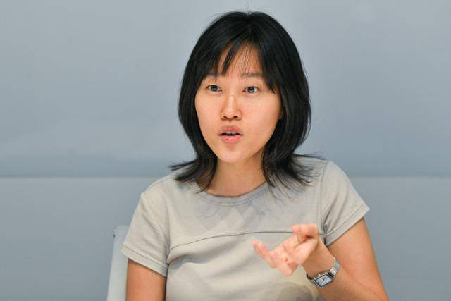 원소윤 작가는 자신의 첫 소설 '꽤 낙천적인 아이'를 "가족 희비극"으로 정의한다. 작가는 20대 초반부터 시, 소설, 시나리오 등 형식을 가리지 않고 계속해서 글을 써왔다. 신춘문예와 문예지의 문을 계속 두드리던 중 우연히 들은 코미디 워크숍을 계기로 스탠드업 코미디에 먼저 입문했다. 남동균 인턴기자