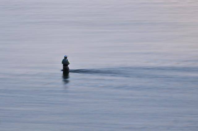 경기 연천 고랑포 여울에서 낚싯대를 드리운 낚시꾼의 실루엣이 흐르는 세월에 덤덤히 서 있는 우리들의 모습처럼 아련하다.