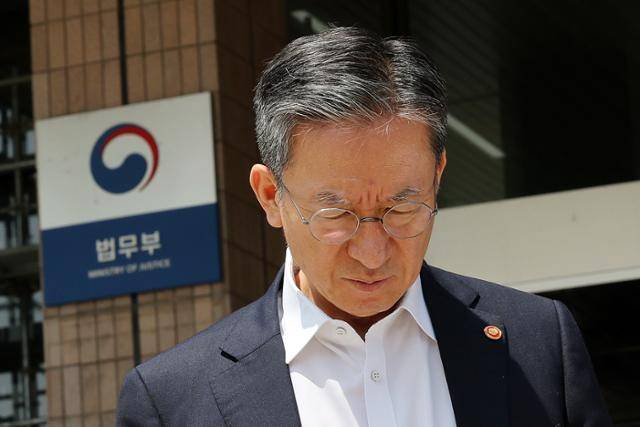정성호 법무부 장관이 지난 7일 경기 과천시 정부과천청사 법무부를 나서고 있다.법무부는 이날 정부과천청사에서 사면심사위원회를 열고 광복절 특별사면 및 복권 후보자를 심사했다. 과천=뉴시스