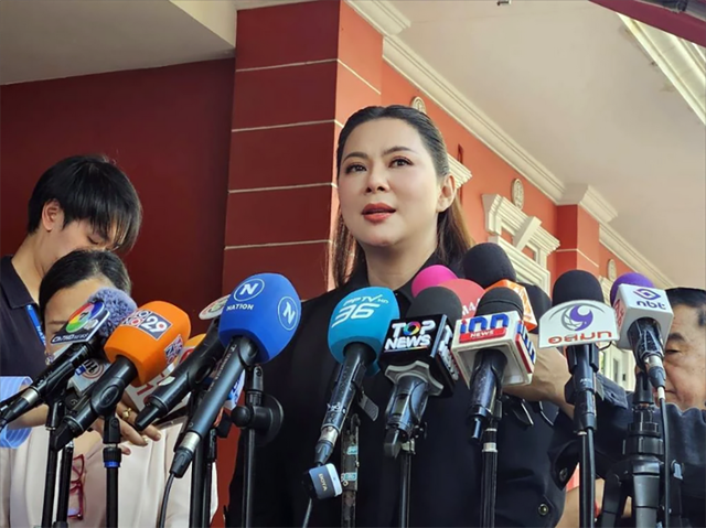 태국 국방부가 태국·캄보디아 국경 상황 대응 센터 대변인으로 임명한 현지 유명 배우 파나다 웡푸디가 취재진의 질문에 답변하고 있다. 파타야메일 캡처