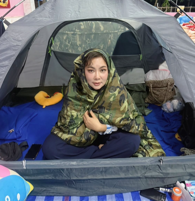 태국 국방부가 태국·캄보디아 국경 상황 대응 센터 대변인으로 임명한 현지 유명 배우 파나다 웡푸디가 피란민 대피소에 마련된 텐트에서 포즈를 취하고 있다. 파나다 인스타그램 캡처