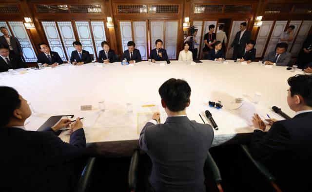 김민석 국무총리와 정청래 더불어민주당 대표, 강훈식 대통령실 비서실장 및 참석자들이 10일 서울 종로구 삼청동 총리공관에서 제2차 고위당정협의회를 하고 있다. 사진공동취재단