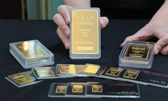 서울 종로구 한국금거래소에서 직원이 골드바를 정리하는 모습. 연합뉴스