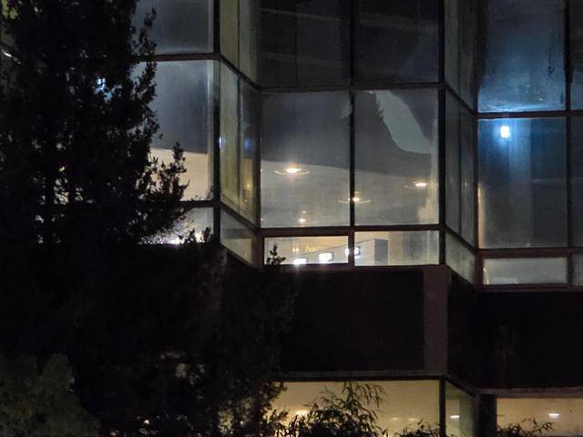 A씨가 1층 잔디광장에서 찍은 사진으로 둥근 조명이 사우나 내부임을 알 수 있다. 커뮤니티 캡처