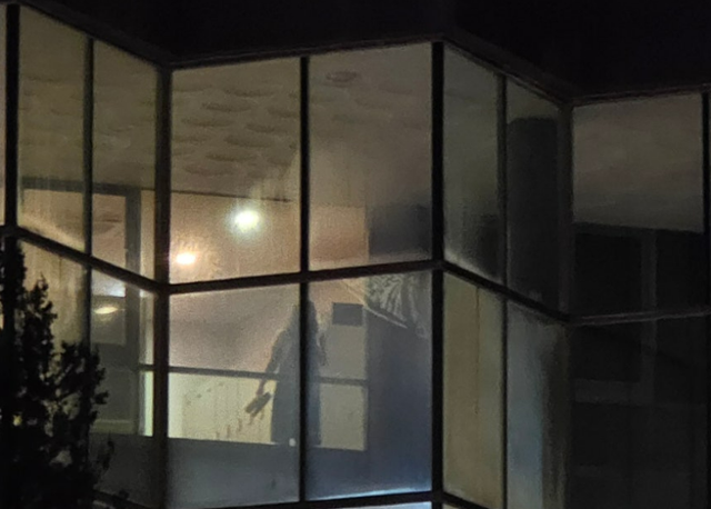 A씨 아내가 여성 사우나 탈의실에 서 있는 모습이 잔디광장에서 선명히 보인다. 커뮤니티 캡처