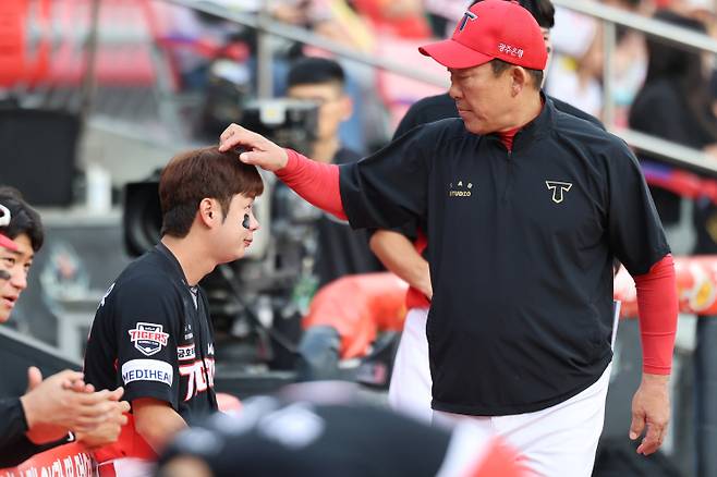 11일 2군으로 내려간 타케시 1군 배터리 코치가 경기에 앞서 박정우를 쓰다듬고 있다. KIA 제공