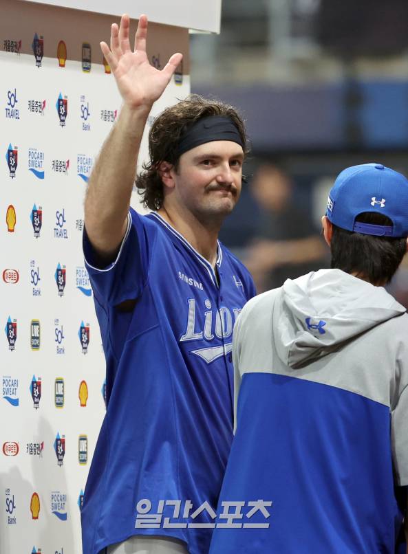 27일 오후 고척스카이돔에서 열린 프로야구 삼성과 키움 경기. 삼성 선발 코너가 1-0 완봉승을 거두고 팬들에게 인사하고 있다. 고척=정시종 기자 /2024.08.27.