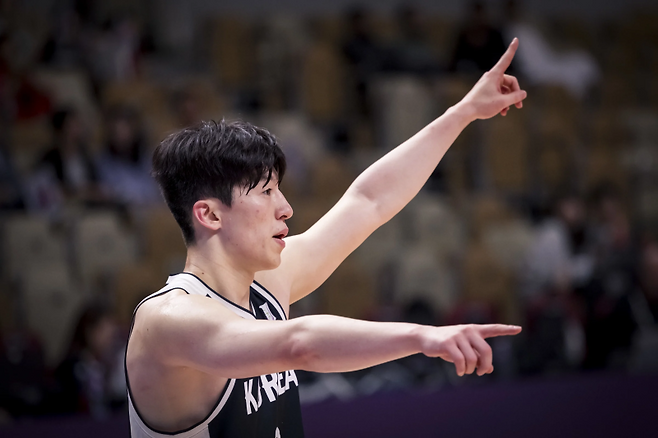 6일 사우디 제다의 킹 압둘라 스포츠 시티에서 열린 호주와의 2025 FIBA 아시아컵 조별리그 A조 1차전. 대표팀 이정현이 작전을 지시하고 있다. 사진=FIBA