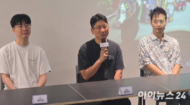 배정현 픽셀트라이브 대표가 지난 7일 경기 판교에서 열린 게임 '가디스오더' 미디어 시연회에서 인터뷰를 하고 있다. 왼쪽은 최진성 가디스오더 개발총괄 PD, 오른쪽은 정태룡 콘텐츠 디렉터. [사진=박정민 기자]