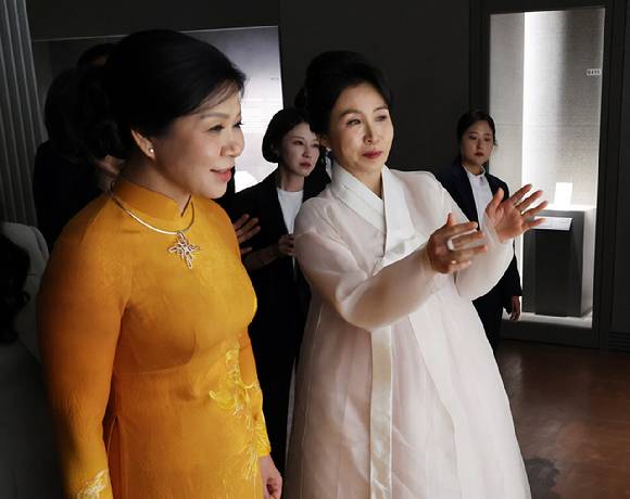 김혜경 여사와 또 럼 베트남 당 서기장의 배우자 응오 프엉 리 여사가 11일 서울 용산구 국립중앙박물관에서 유홍준 관장과 전시물을 보고 있다. 2025.8.11 [사진=연합뉴스]