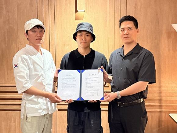 지난 9일 단국대 총학생회와 보정중심골목형상점가상인회, 보카골목형상점가상인회는 상생 업무협약을 체결했다. 사진 왼쪽부터 이성훈 보카상인회장, 박준혁 단국대 총학생회장, 이경호 보정중심상인회장. [사진=보정중심골목형상점가상인회]