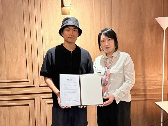 박준혁 단국대 총학생회장(왼쪽)과 백유니 수지구 소상공인연합회 회장이 지난 9일 상생 업무협약 체결 후 기념 촬영을 하고 있다. [사진=수지구 소상공인연합회]