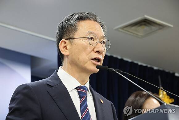 정성호 법무부 장관이 11일 정부서울청사에서 8·15 광복절 특별사면 명단을 발표하고 있다. [사진=연합뉴스]