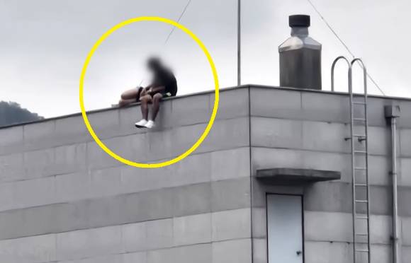 옥상 난간 끝에 앉아 있는 커플 [사진=JTBC '사건반장']