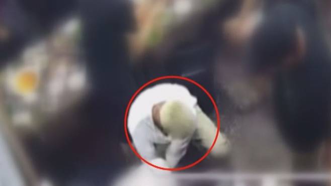 지난 1일 저녁 제주도내 한 음식점에서 의식을 잃고 쓰러진 여성에게 심폐소생술을 시행하는 문회운 씨