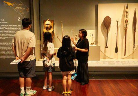 전시를 기획한 백승미 학예연구사(맨 오른쪽)가 소중 학생기자단에게 오세아니아 문화에 대해 알려줬다.