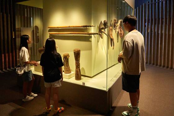 오세아니아에서 춤은 인간과 보이지 않는 존재를 잇는 매개체다. 소중 학생기자단이 춤 광장에서 열린 의식에 사용된 북·피리 등을 살펴봤다.