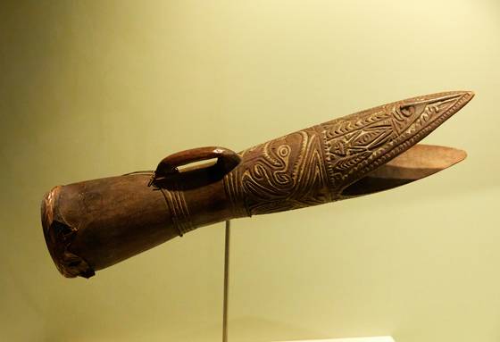 물고기를 닮은 모래시계 모양의 북. 춤출 때 손에 들고 연주하는 북으로 파푸아뉴기니 전역에서 가장 널리 사용하는 악기 중 하나다.