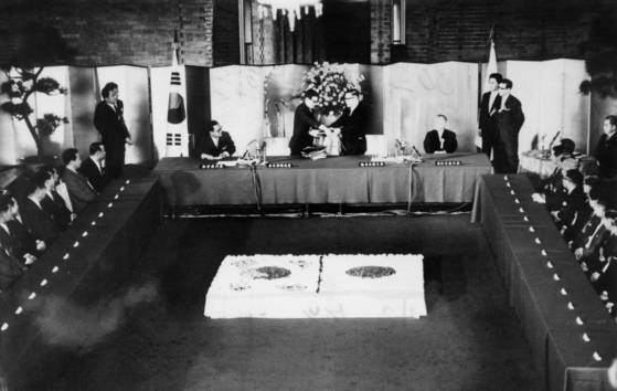 1965년 6월 22일 일본 수상관저에서 열린 한일협정 조인식에서 양국 외상은 한일기본조약 등 29건의 관계문서에 서명했다. [중앙포토]