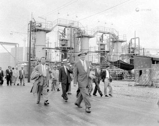 충주비료는 1950년대 원조를 받아 공장을 짓는 가장 큰 프로젝트였다. 59년 윌리엄 원 유엔경제조정관(맨 앞) 등이 준공을 앞둔 충주비료를 돌아보고 있다. [사진 국가기록원]