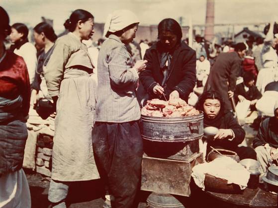 서울 수복 후인 1951년 3월, 시장에서 김치를 파는 여성 상인. [사진 미국 국립문서기록관리청]