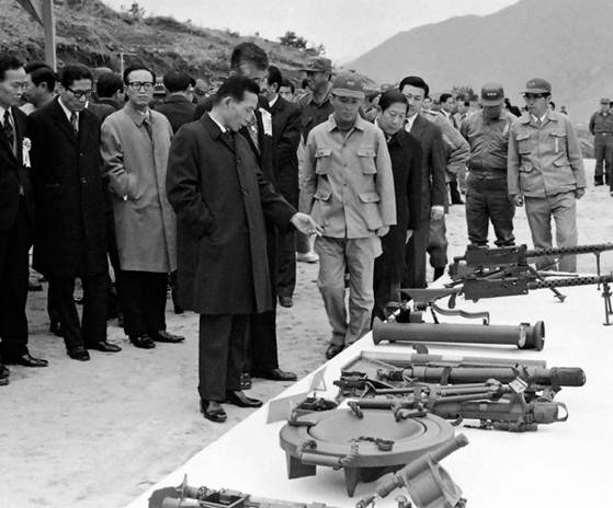 1972년 4월 3일 박정희 대통령이 전방부대에서 열린 번개사업 시험발사 행사장에서 시제품을 살펴보고 있다. e영상역사관