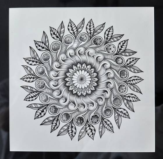 7년간 젠탱글 작업을 하면서 마음이 차분해지고 스트레스와 불안감이 줄어드는 느낌을 받았다는 한연숙 교사의 작품.