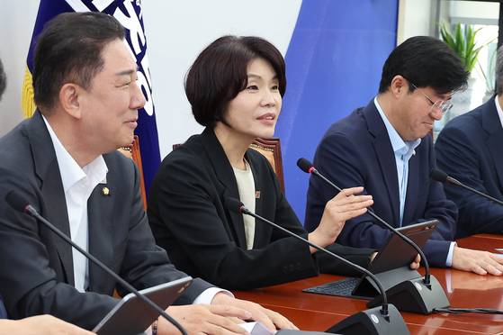 한정애 민주당 정책위의장(가운데)이 국회에서 열린 원내대책회의에서 발언하고 있다. 임현동 기자.