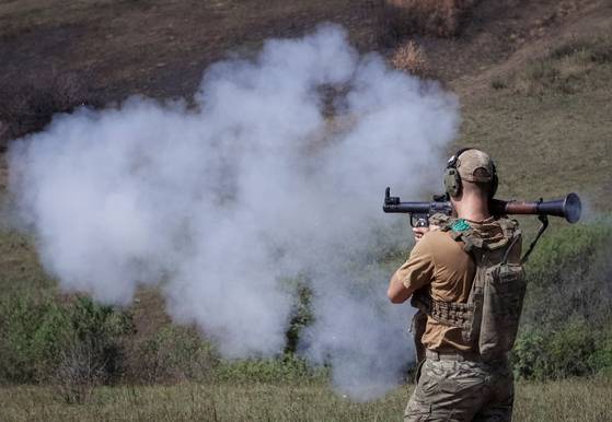 9일 우크라이나 하르키우에서 러시아의 공습이 이어지는 가운데 우크라이나 병사가 훈련 중 RPG-7 유탄 발사기를 사용하고 있다. 로이터=연합뉴스
