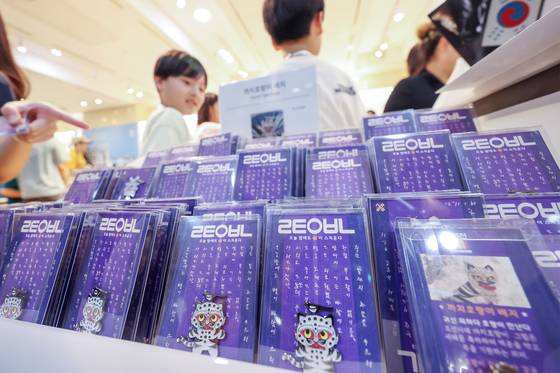 3일 오전 서울 용산구 국립중앙박물관 공식 굿즈 매장 '뮷즈샵'에서 품절 사태를 일으켰던 까치 호랑이 배지가 판매되고 있다.  국립중앙박물관에 따르면 지난 7월 박물관 관람객 수는 69만 4552명으로, 지난해 같은 기간 33만 8868명과 비교해 2배 이상 늘어났다.  지난달까지 집계된 관람객 수는 345만 명으로, 현재 추세대로라면 연간 관람객은 400만명을 넘어 최다 기록을 경신할 것으로 보인다.  이같은 현상은 최근 '케이팝 데몬 헌터스'등 K콘텐츠의 흥행과 여름방학 시기가 맞물린 영향으로 풀이된다. 뉴스1