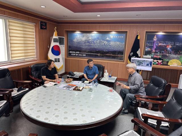 ▲ 황규복(사진 오른쪽) 속초시자영업자연합회장은 지난 9일  속초시의회를 방문, 방원욱 시의장에게 최근 논란이 된 오징어 난전에 대한 의견을 전달했다.