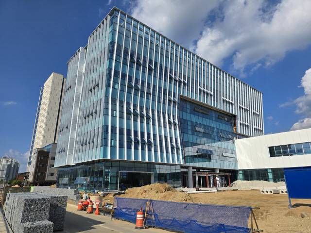 ▲ 강원 지속가능경제 혁신타운 공사가 올 8월 현재 공정률 85%를 기록하며 9월말 준공 목표로 공사가 한창 진행중이다.