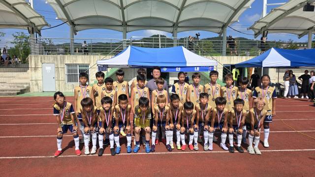 ▲ ‘2025 금강대기 유소년 축구대회’가 지난 8일 횡성 일원에서 일주일간 일정을 마무리하고 폐막했다. 이날 박명서 횡성군체육회장은 둔내종합체육공원에서 참가팀 선수들에게 기념메달을 걸어주고 기념촬영했다.  박현철 기자
