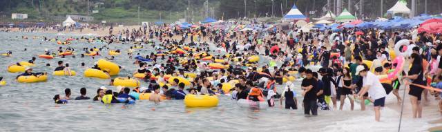 ▲ 9일 속초해변에는 막바지 피서를 즐기려는 관광객들로 발 디딜 틈 없이 붐볐다. 9일과 10일 동해안 83개 해수욕장을 찾은 관광객은 약 74만명에 이르는 것으로 집계됐다.  강영진 객원기자