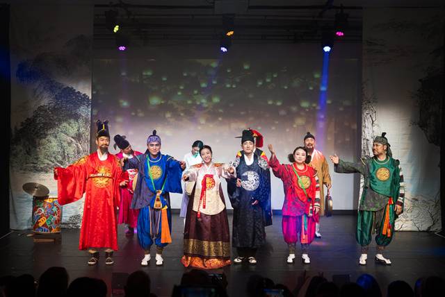 ▲ ‘1457,소년 잠들다’ 작품 출연진들이 어셈블리 극장에서 관객들에게 인사를 하고 있다.