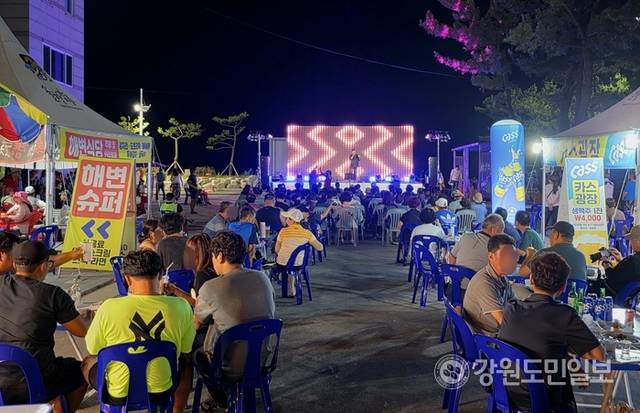 ▲ 지난 8일 찾은 강릉 주문진해수욕장. 캠핑비어 페스티벌이 열려 피서객들이 붐볐다.황선우 기자