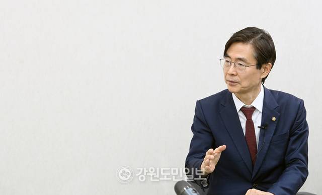 ▲ 조경태 국민의힘 당대표 후보가 11일 강원도민일보 스튜디오에서 인터뷰를 하고 있다. 서영 기자